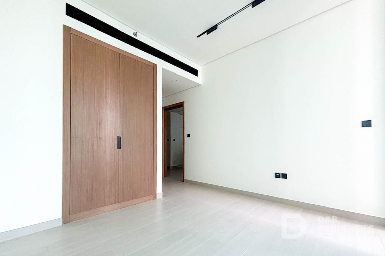 Pool and Villa Views | Flexible Cheques | Vacant