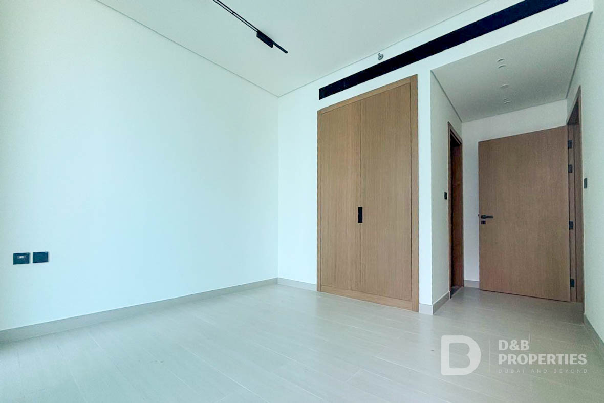 Pool and Villa Views | Flexible Cheques | Vacant