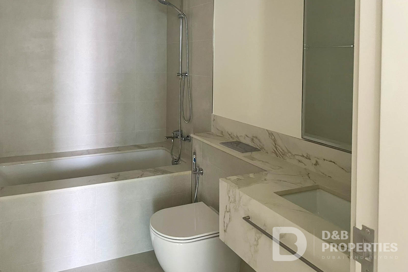 Spacious 1 Bedroom | Sea View | Vacant Now