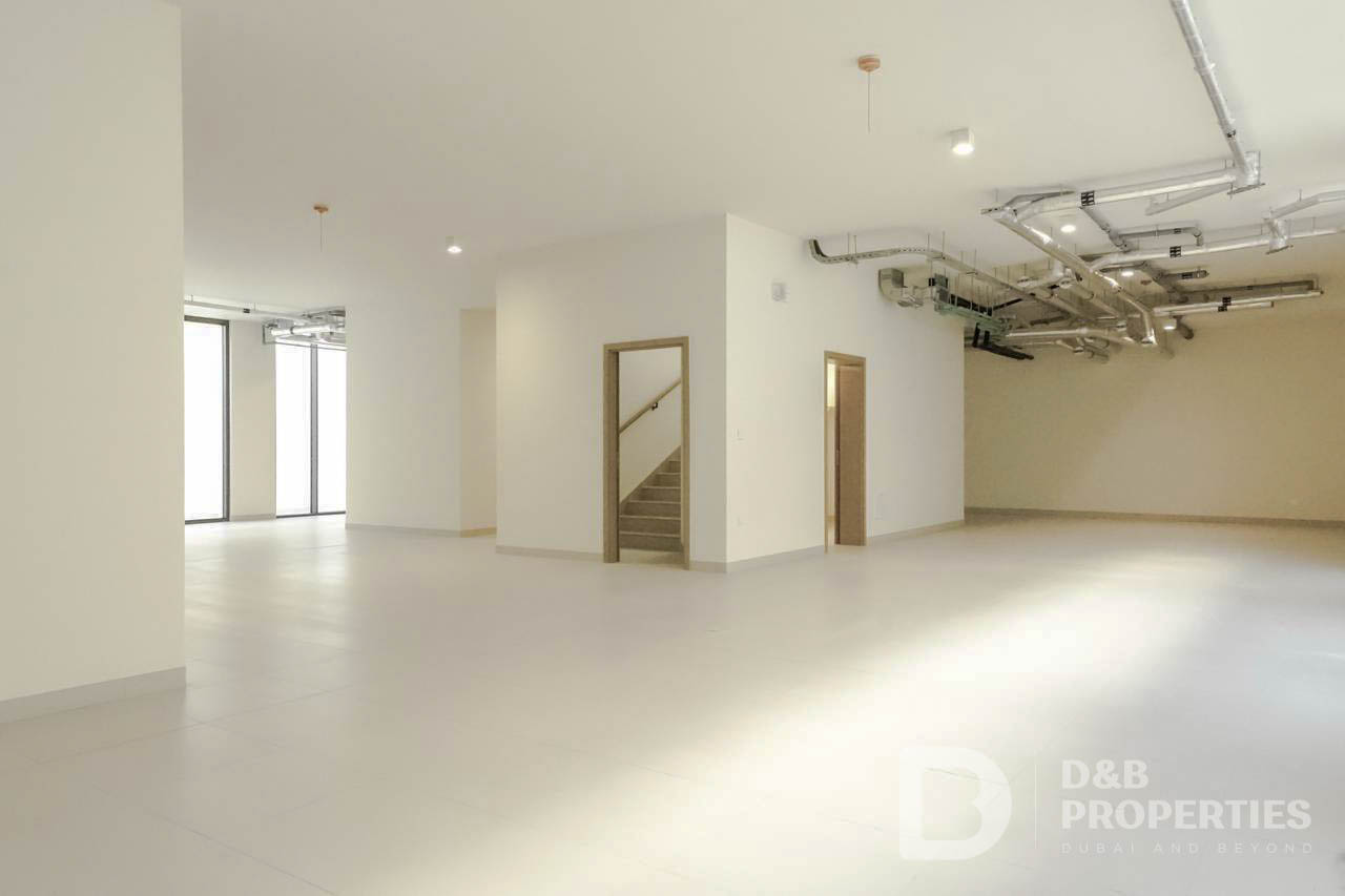 Vacant | Luxury 5 Bedroom Villa | Brand New