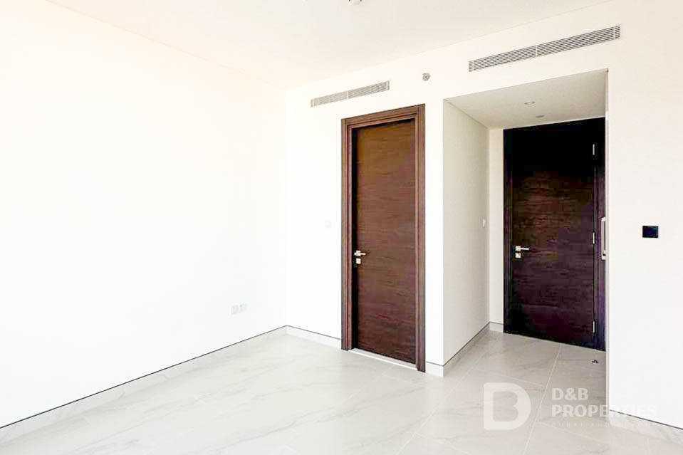 Creek View | Mid Floor | Spacious | Vacant