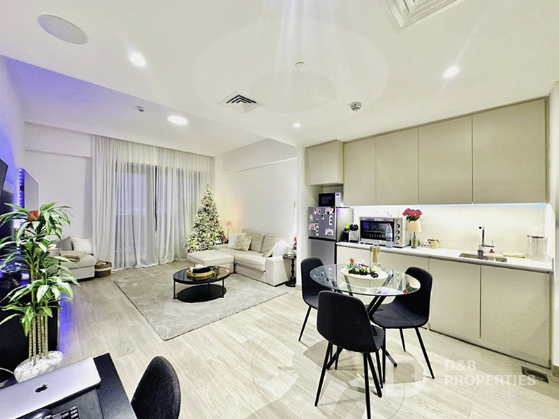 Spacious Mid Floor Unit | Bright | Prime Location