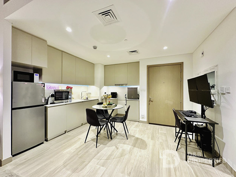 Spacious Mid Floor Unit | Bright | Prime Location