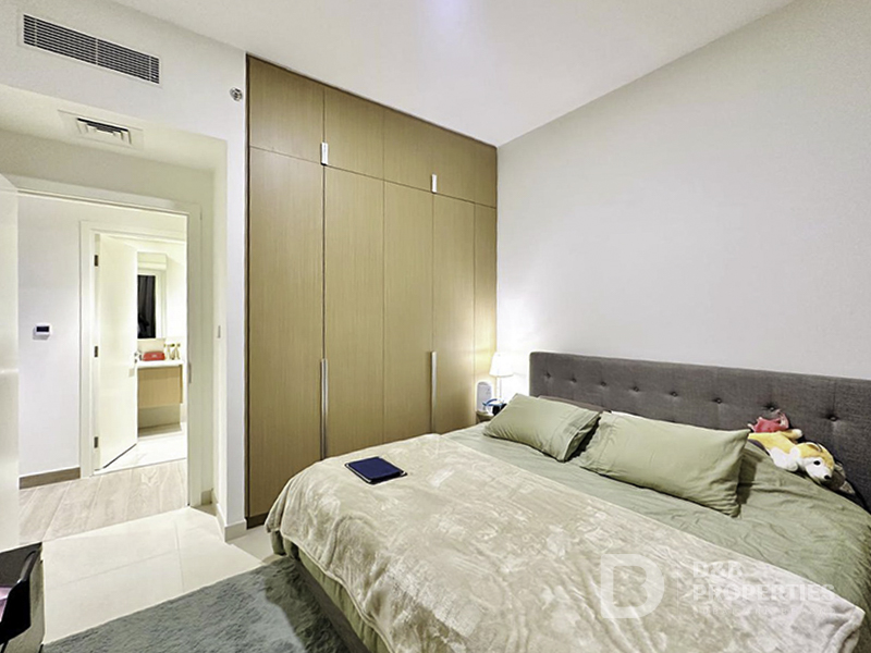 Spacious Mid Floor Unit | Bright | Prime Location