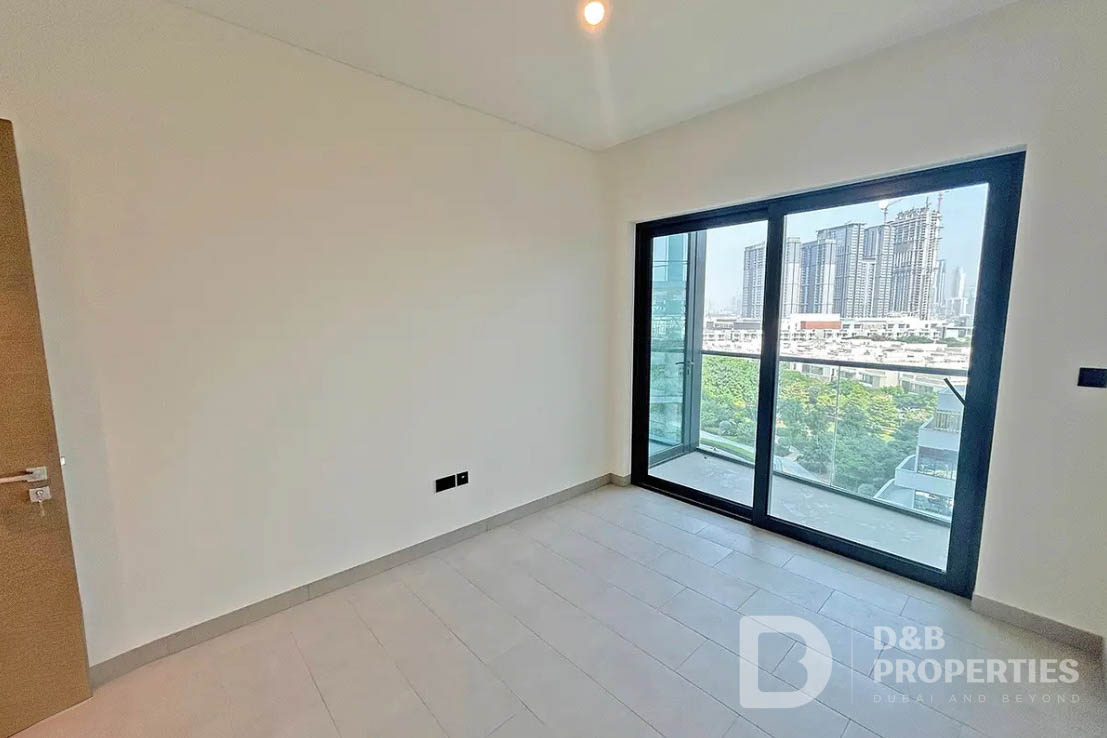 Study Room | Downtown View | Low Floor