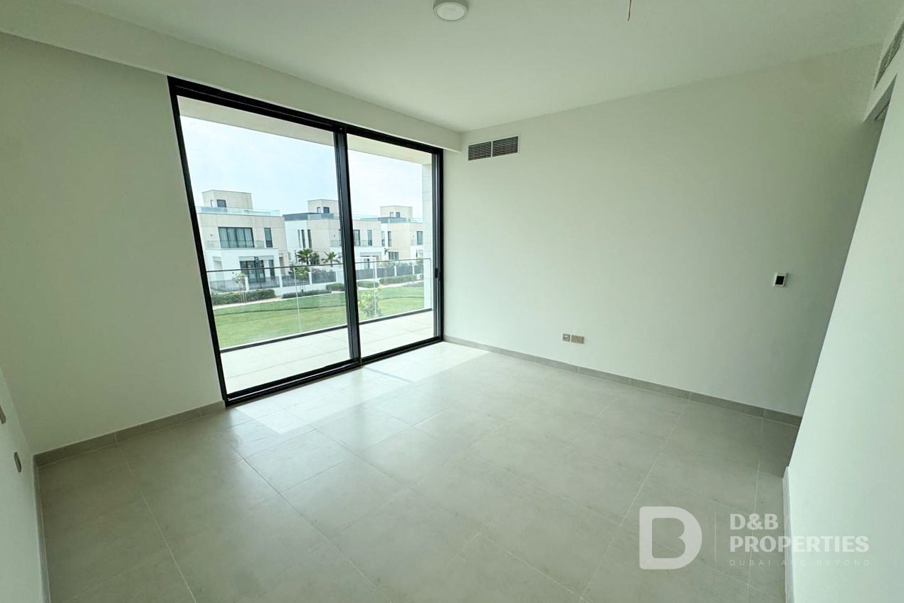 Single Row | Biggest Corner Plot | Park access