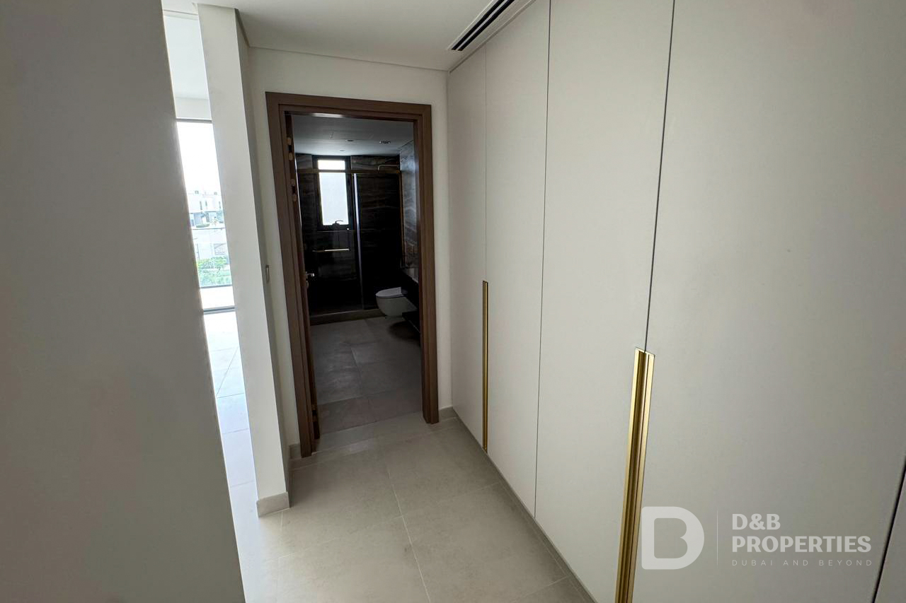 Single Row | Biggest Corner Plot | Park access