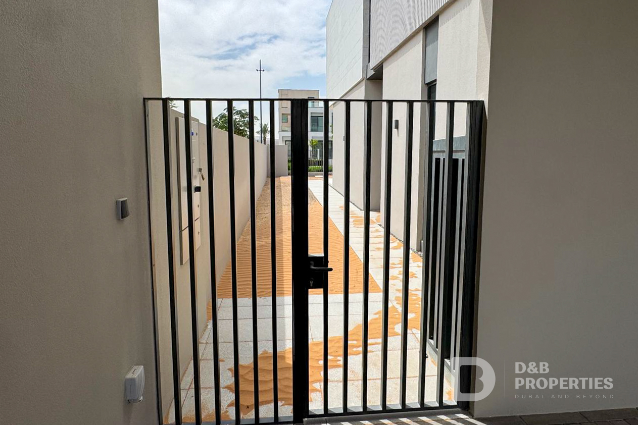 Single Row | Biggest Corner Plot | Park access