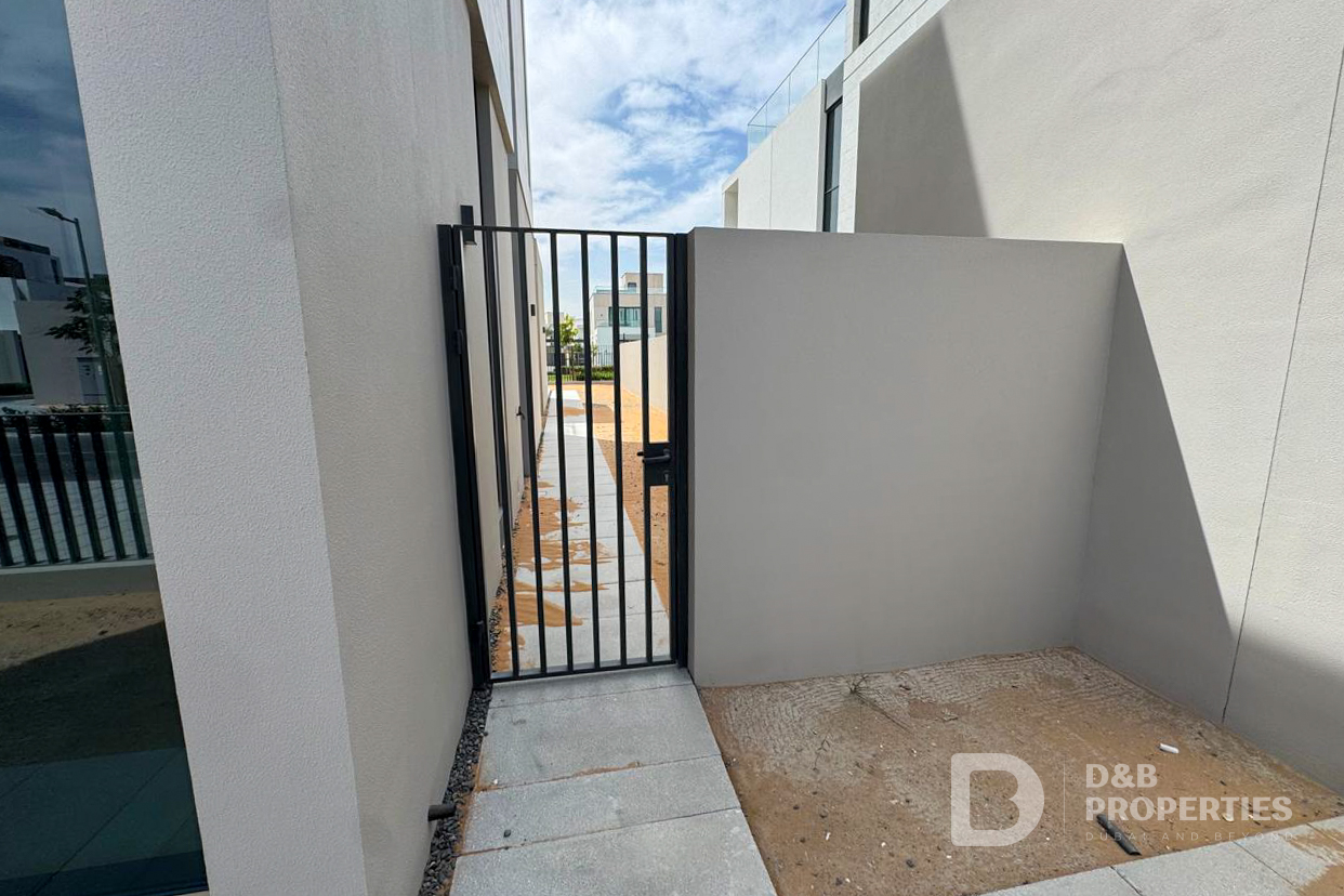 Single Row | Biggest Corner Plot | Park access
