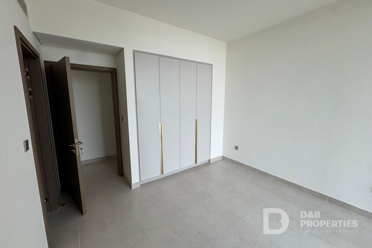 Single Row | Biggest Corner Plot | Park access