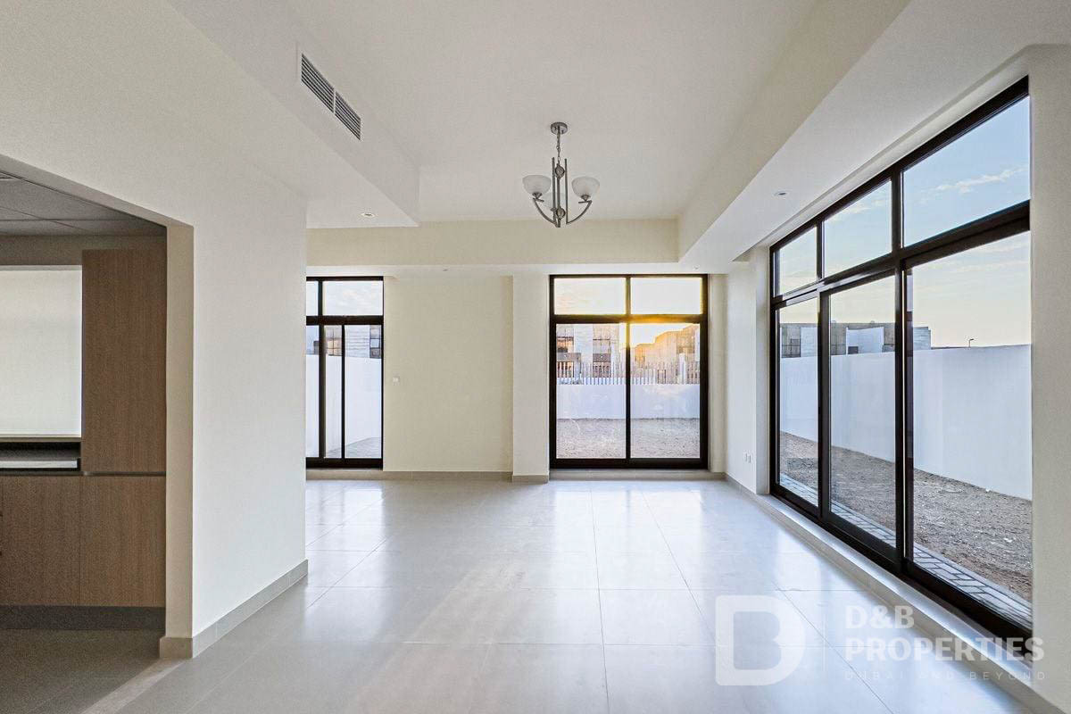 4+Maid | Single Row Corner | Largest Plot