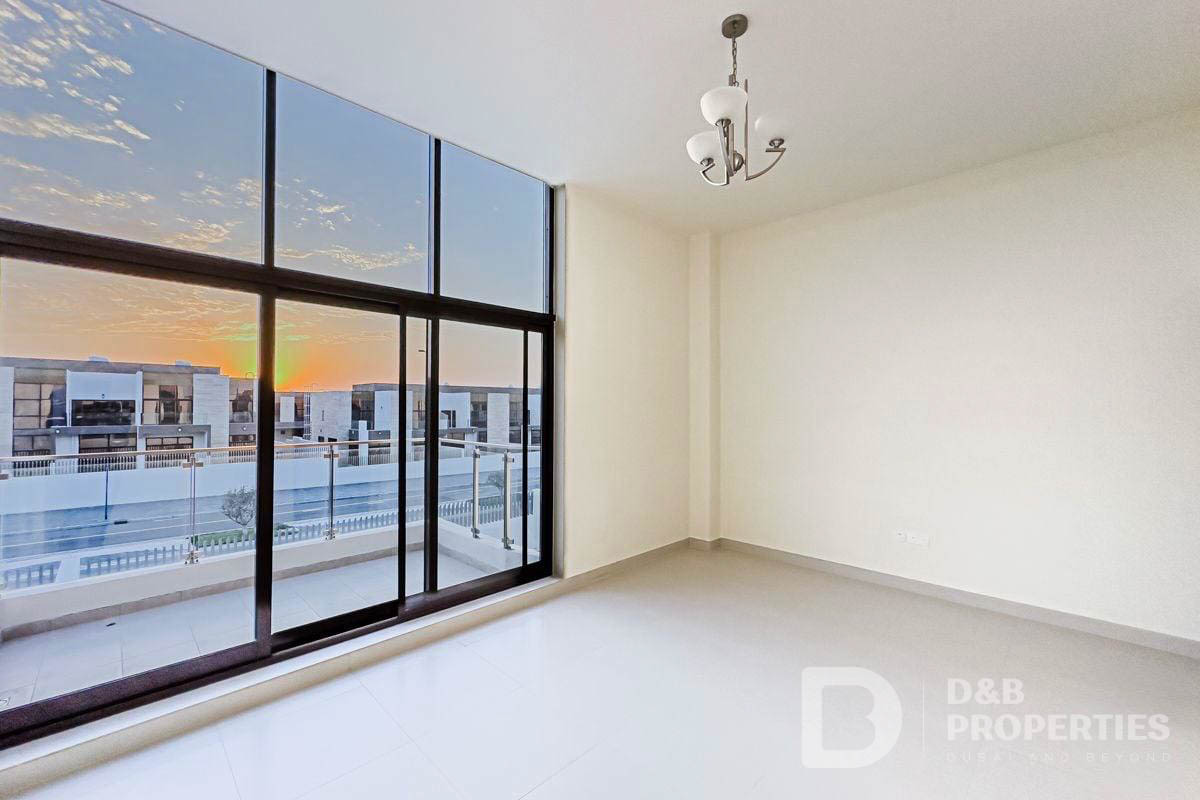 4+Maid | Single Row Corner | Largest Plot