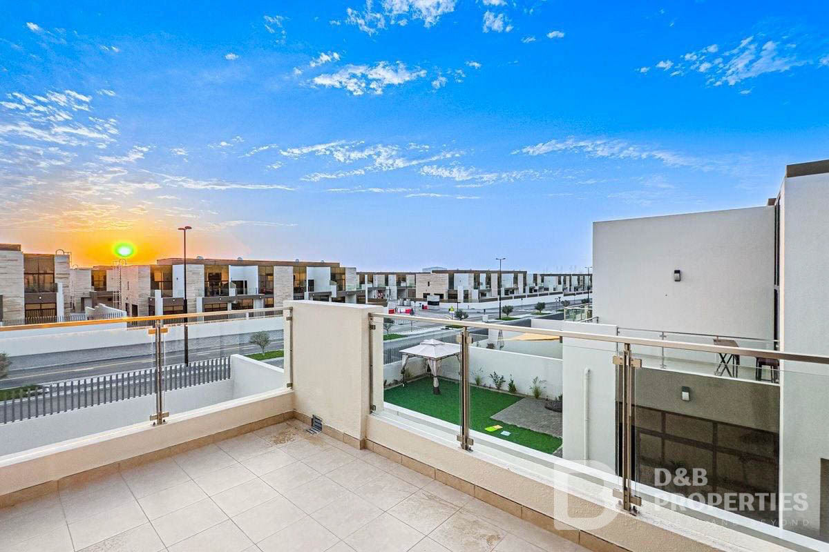 4+Maid | Single Row Corner | Largest Plot