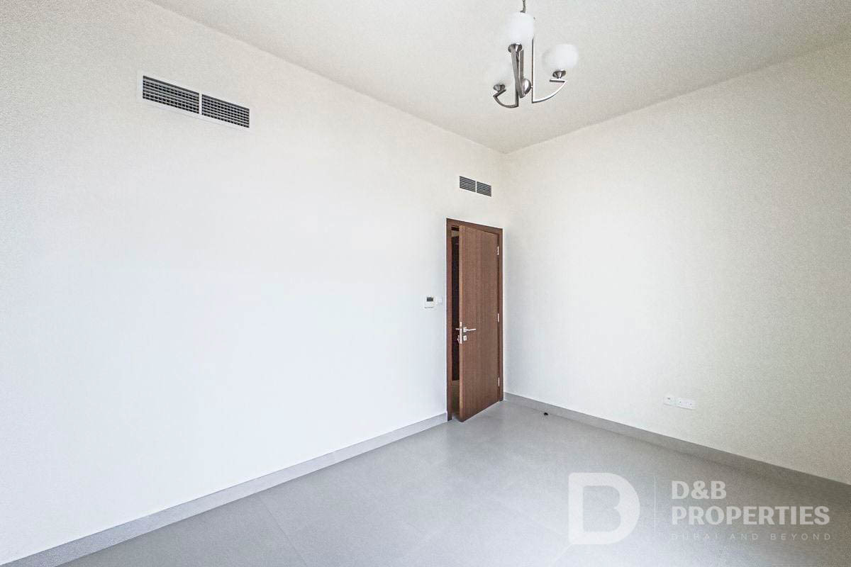 4+Maid | Single Row Corner | Largest Plot