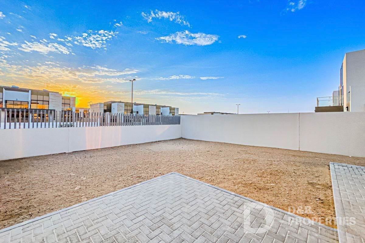 4+Maid | Single Row Corner | Largest Plot