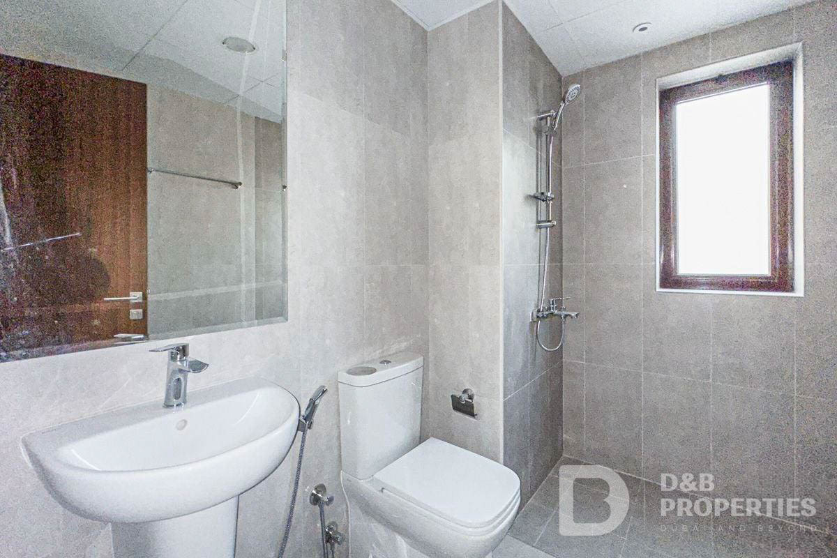 4+Maid | Single Row Corner | Largest Plot