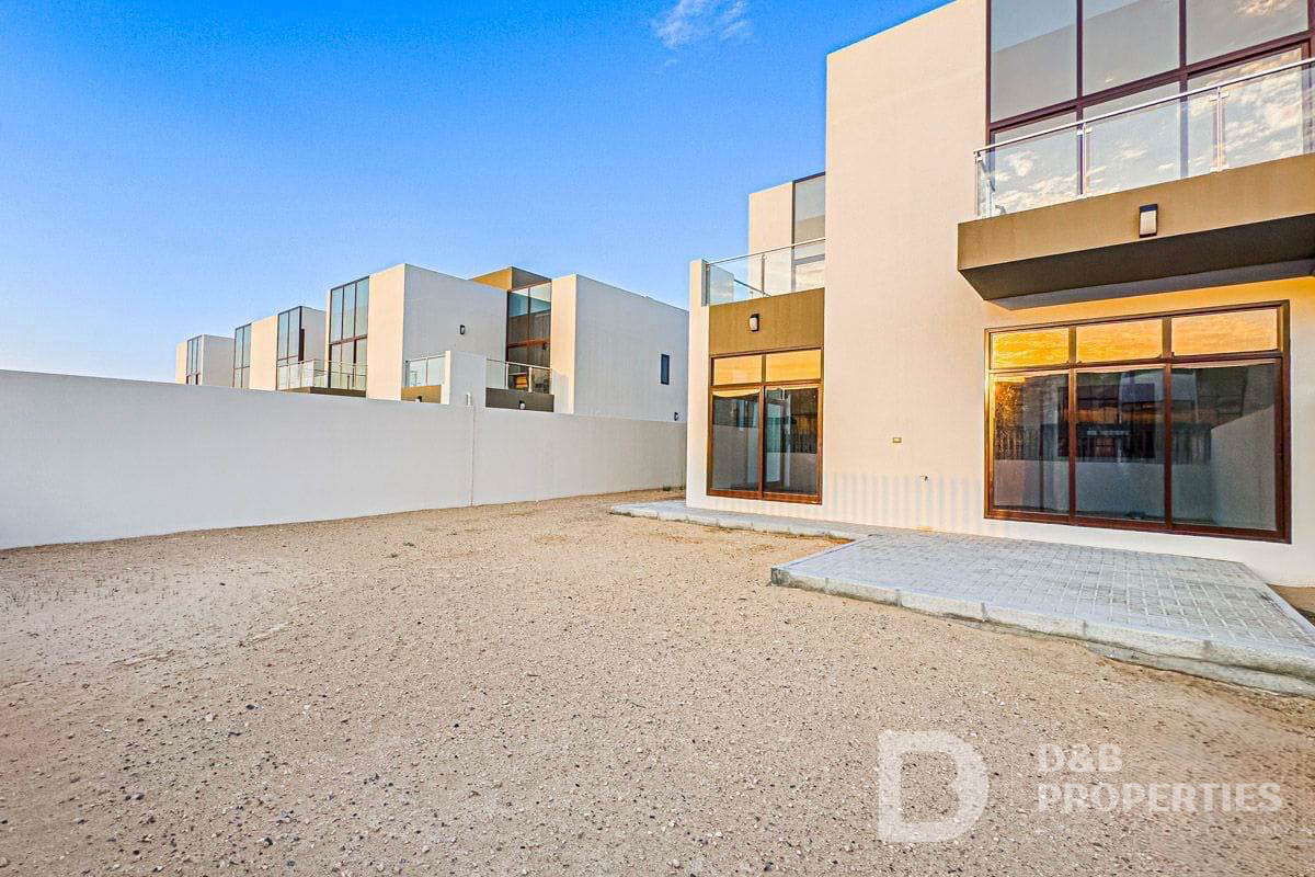 4+Maid | Single Row Corner | Largest Plot