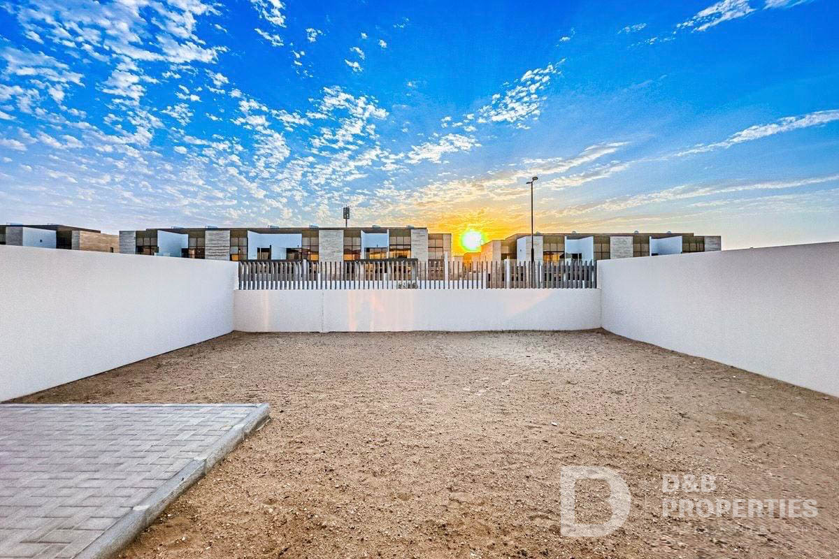 4+Maid | Single Row Corner | Largest Plot