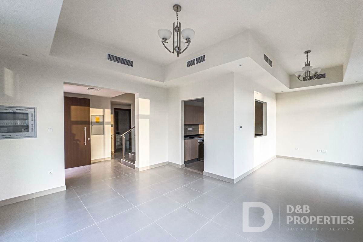 4+Maid | Single Row Corner | Largest Plot