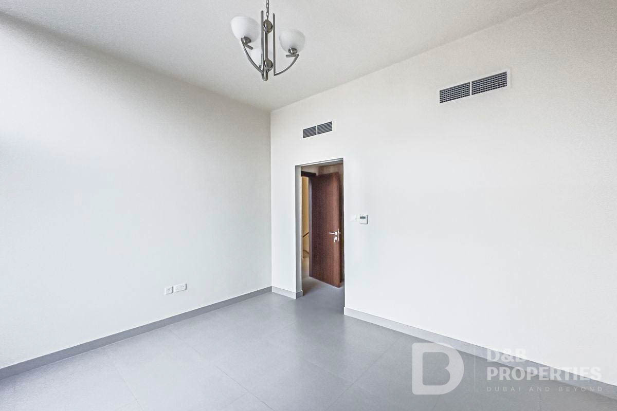 4+Maid | Single Row Corner | Largest Plot