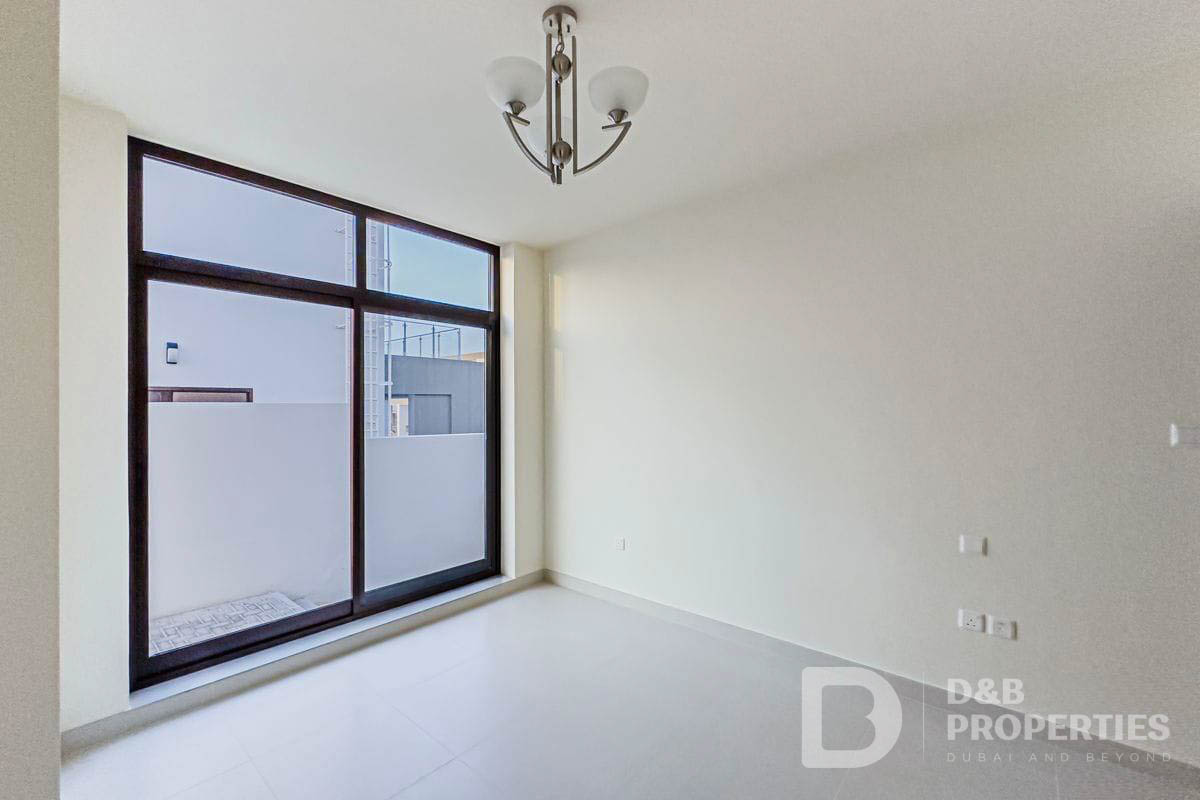 4+Maid | Single Row Corner | Largest Plot