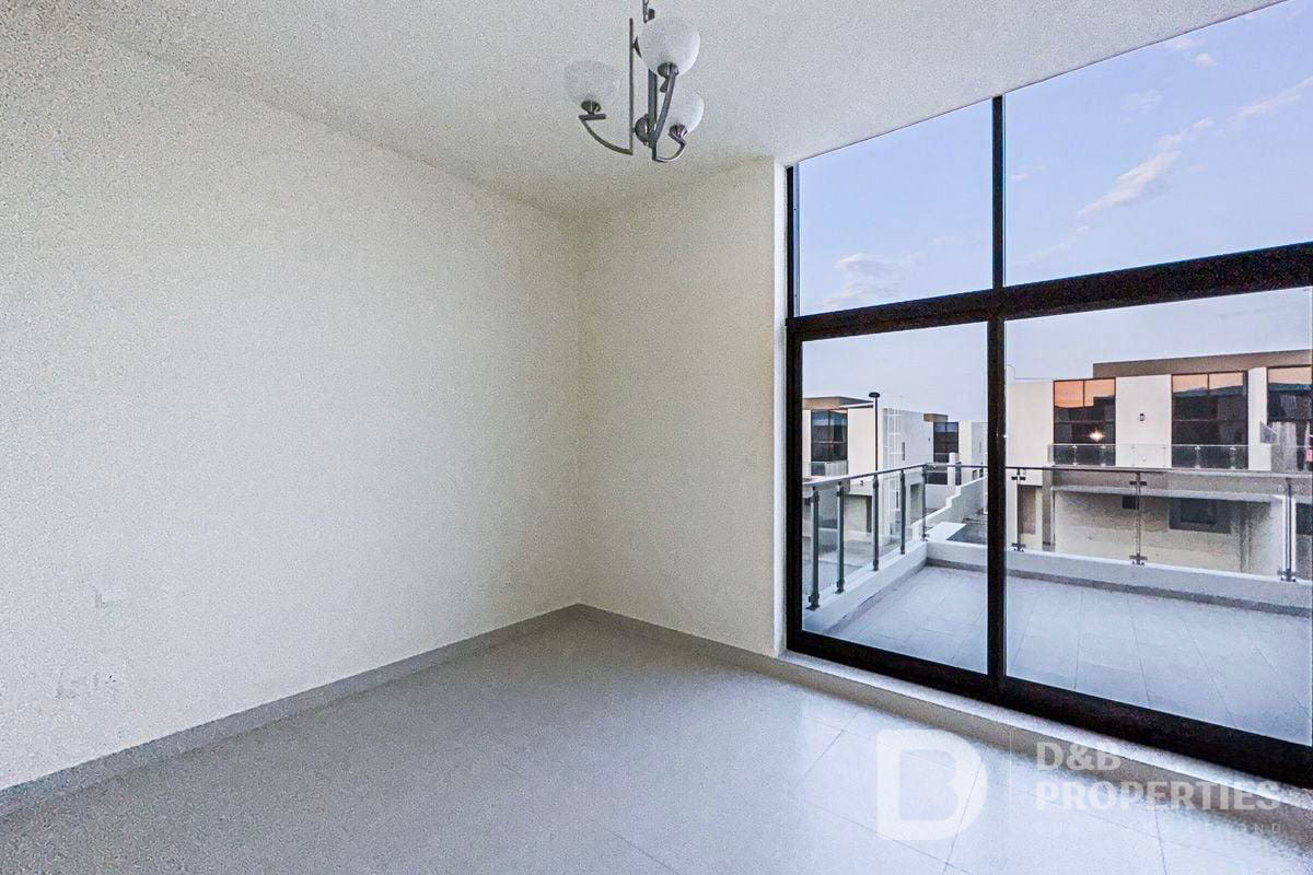4+Maid | Single Row Corner | Largest Plot