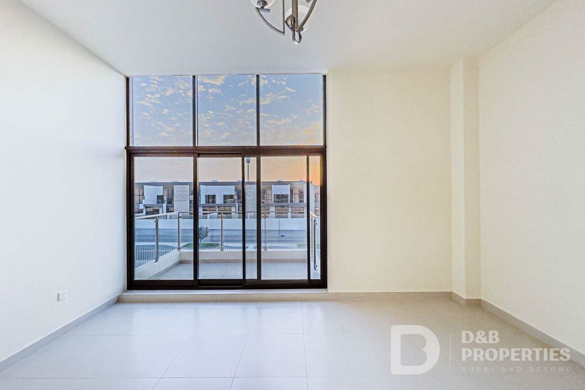 4+Maid | Single Row Corner | Largest Plot