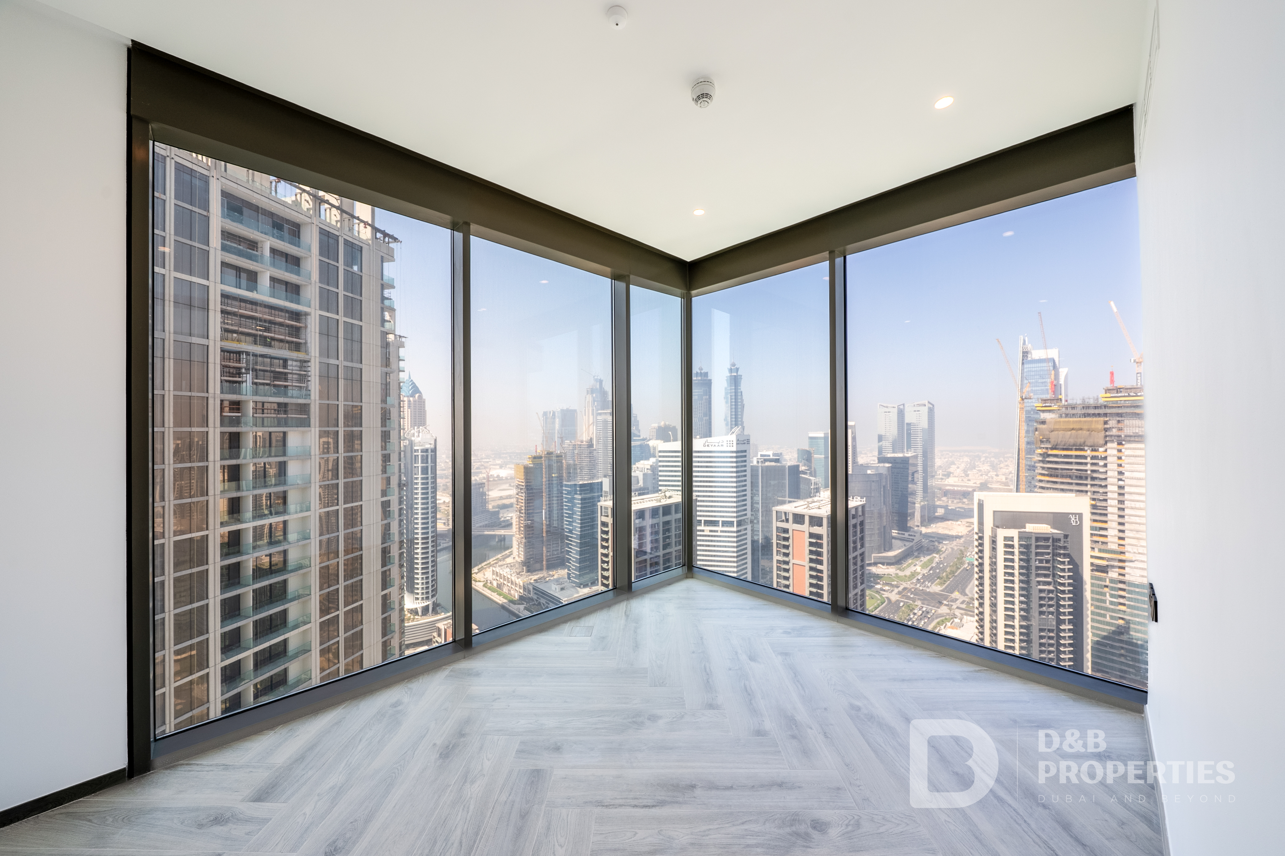 Iconic Corner Unit | High Floor | Canal Sea Views