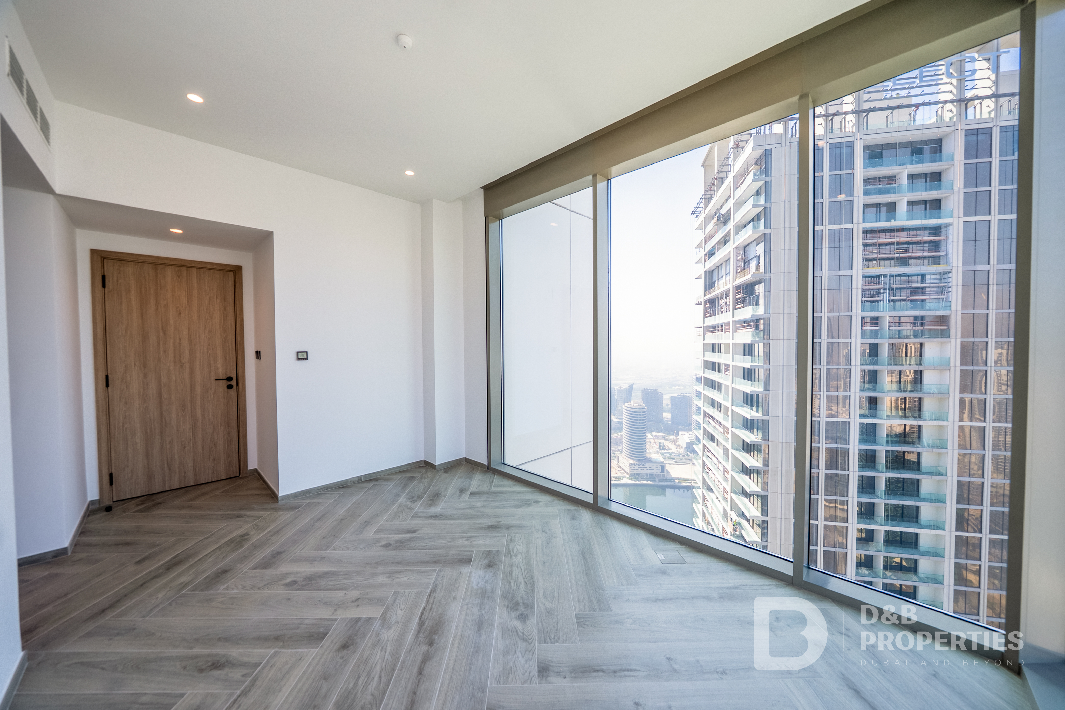 Iconic Corner Unit | High Floor | Canal Sea Views