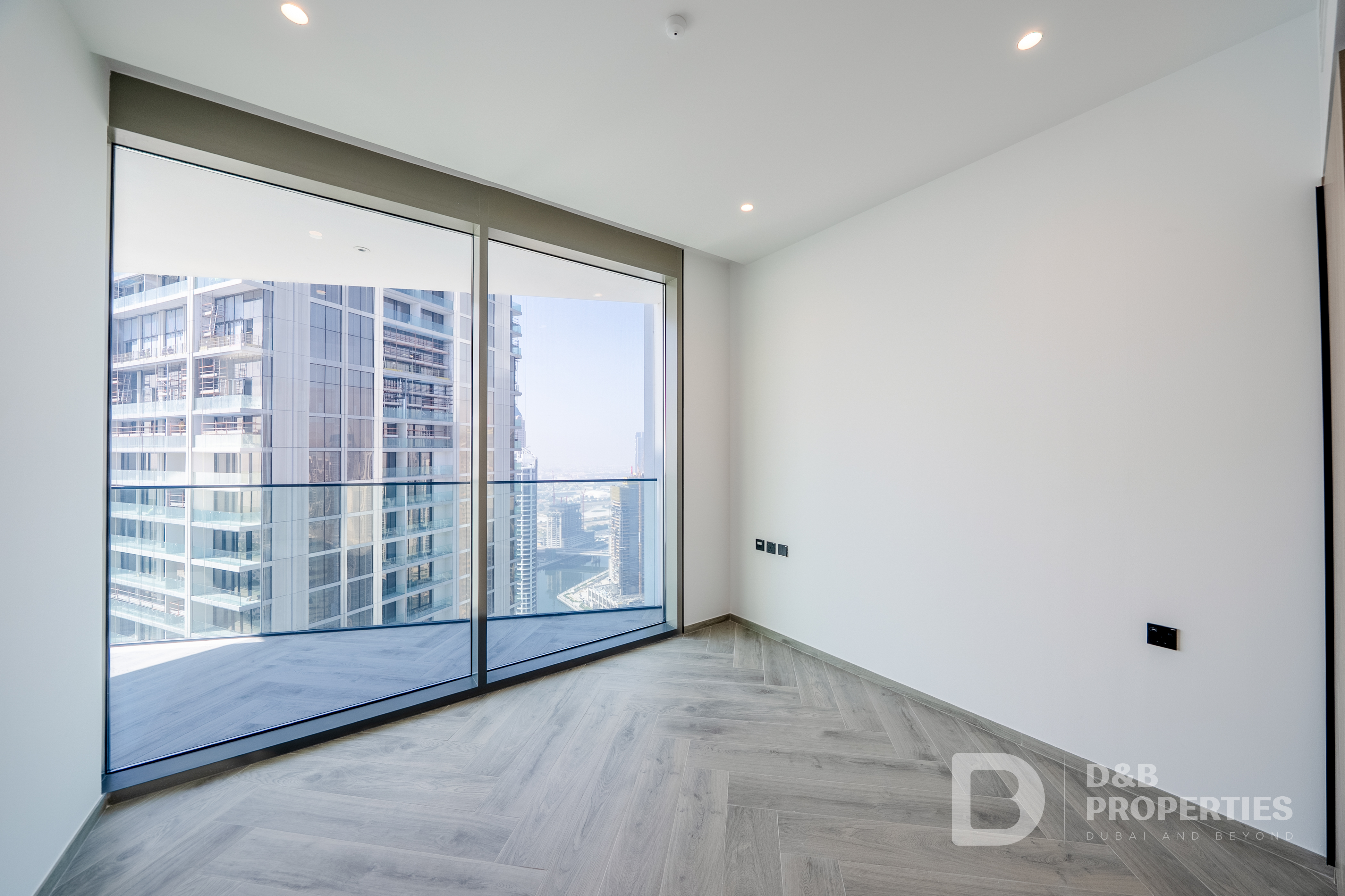 Iconic Corner Unit | High Floor | Canal Sea Views