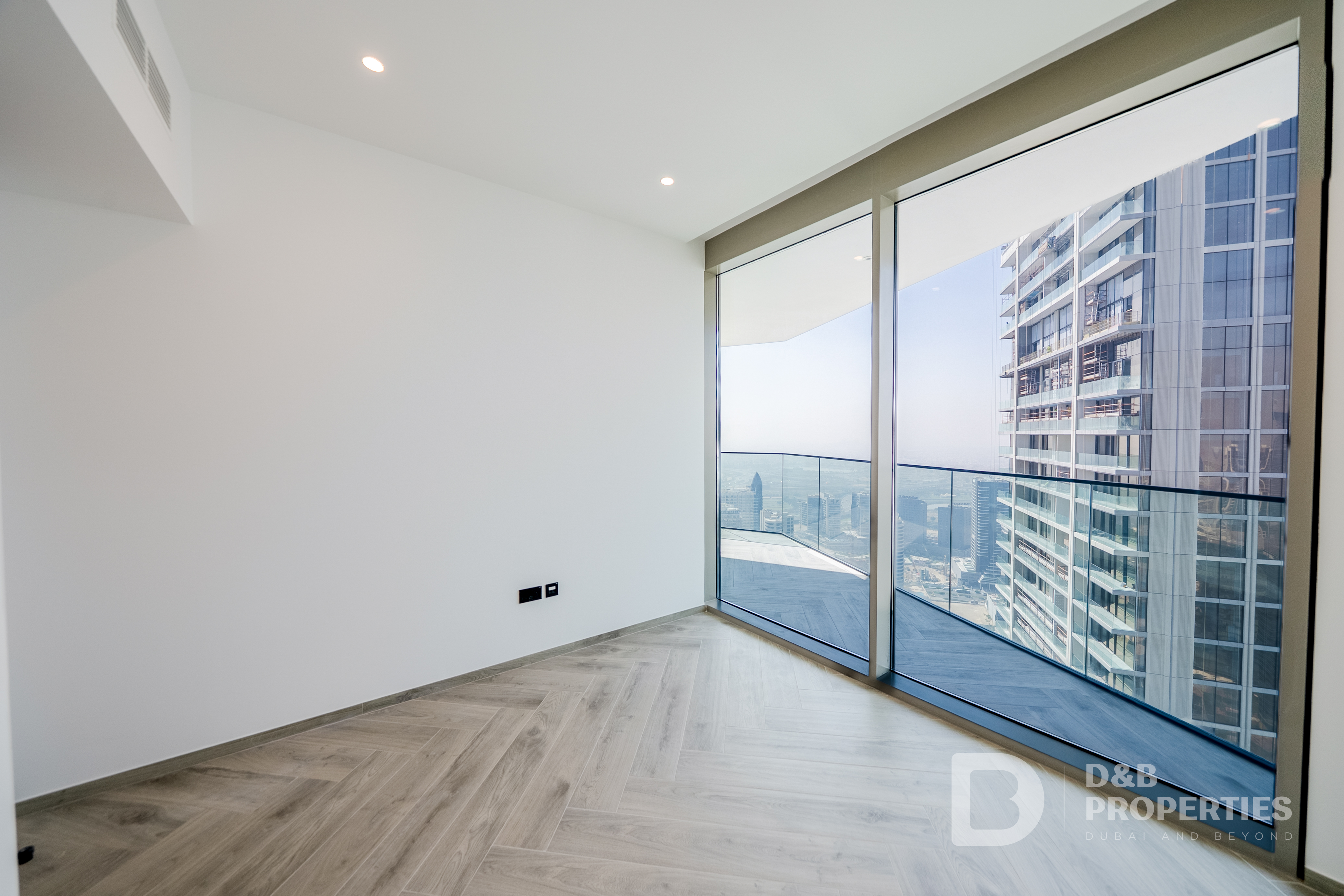 Iconic Corner Unit | High Floor | Canal Sea Views