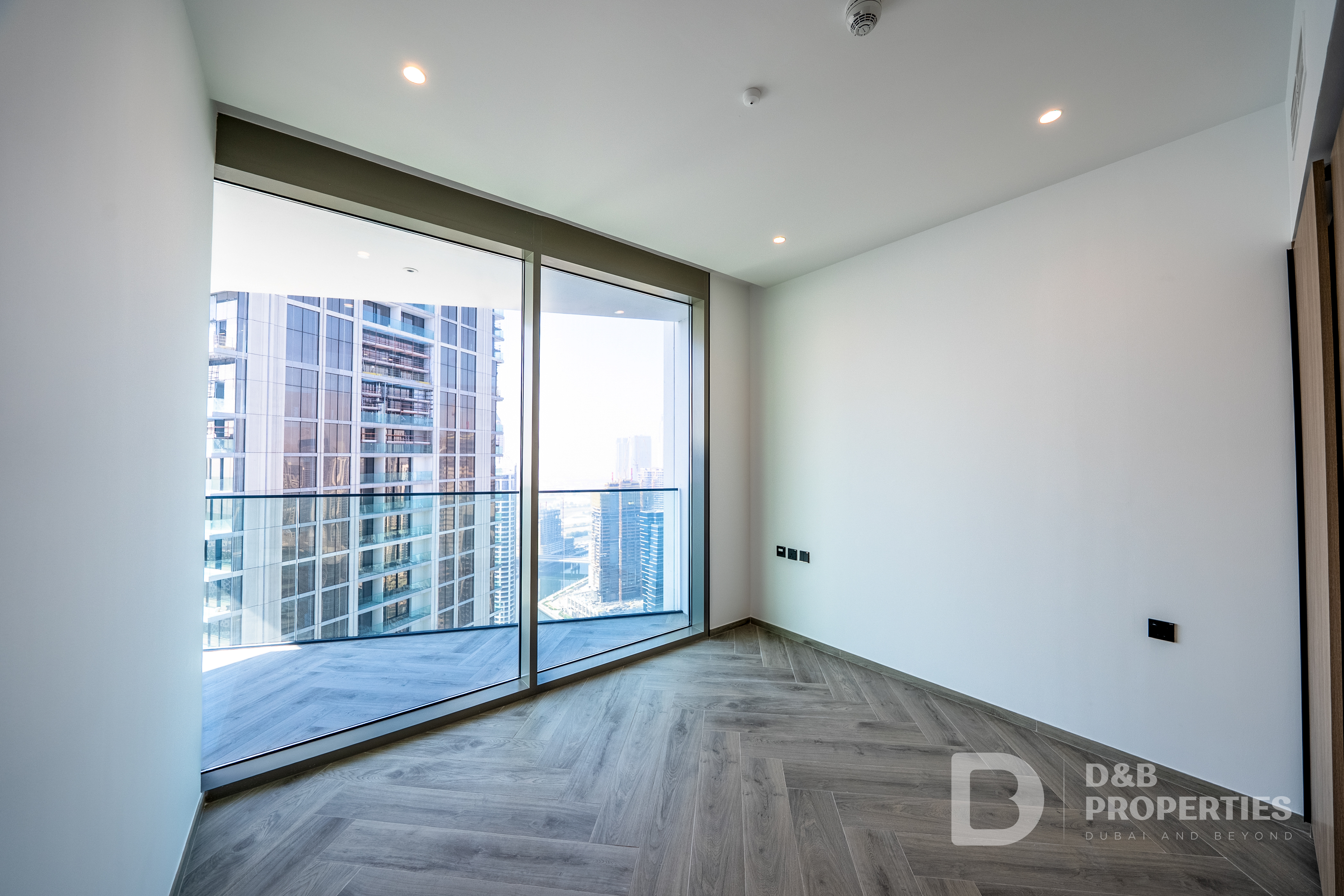 Iconic Corner Unit | High Floor | Canal Sea Views