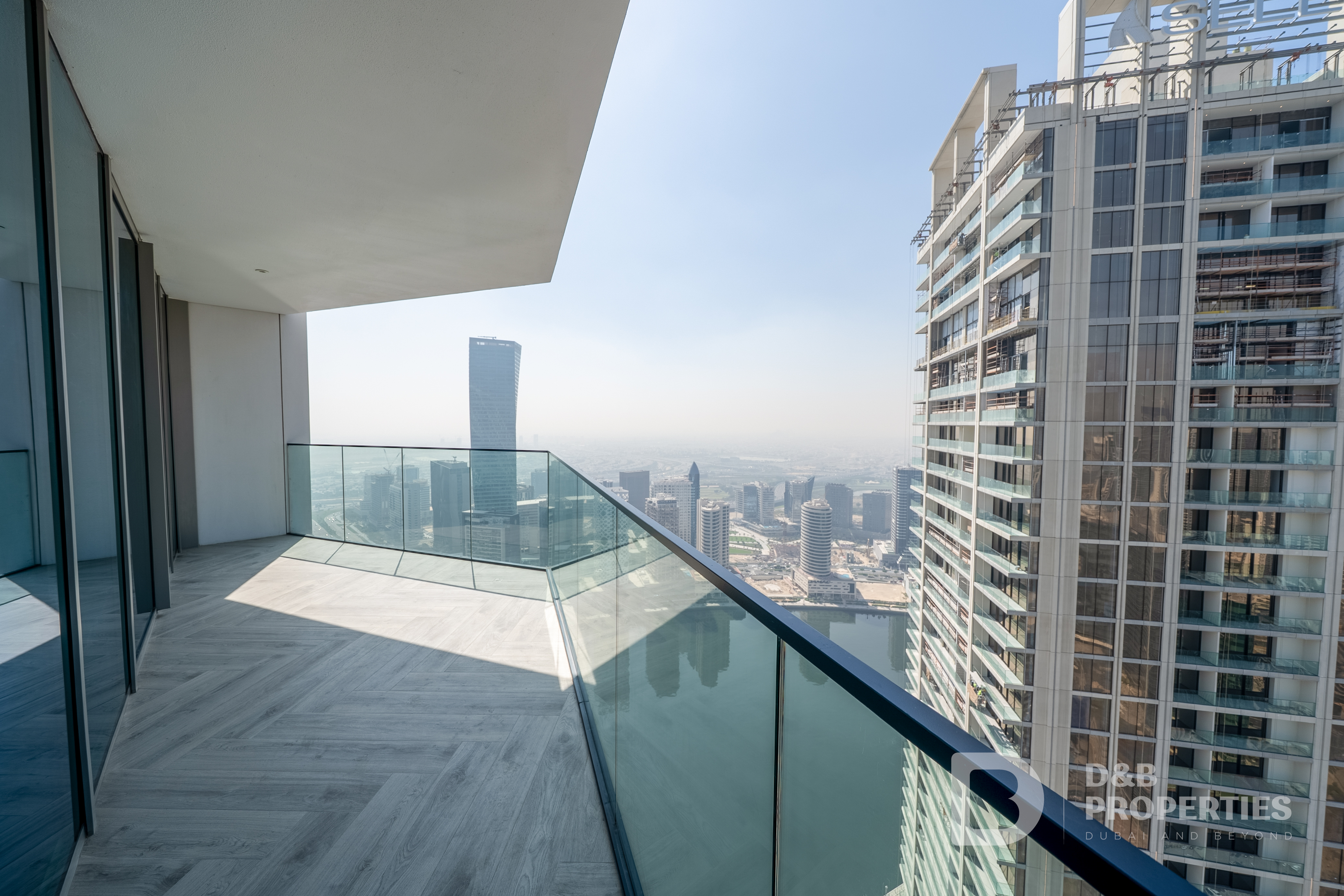 Iconic Corner Unit | High Floor | Canal Sea Views