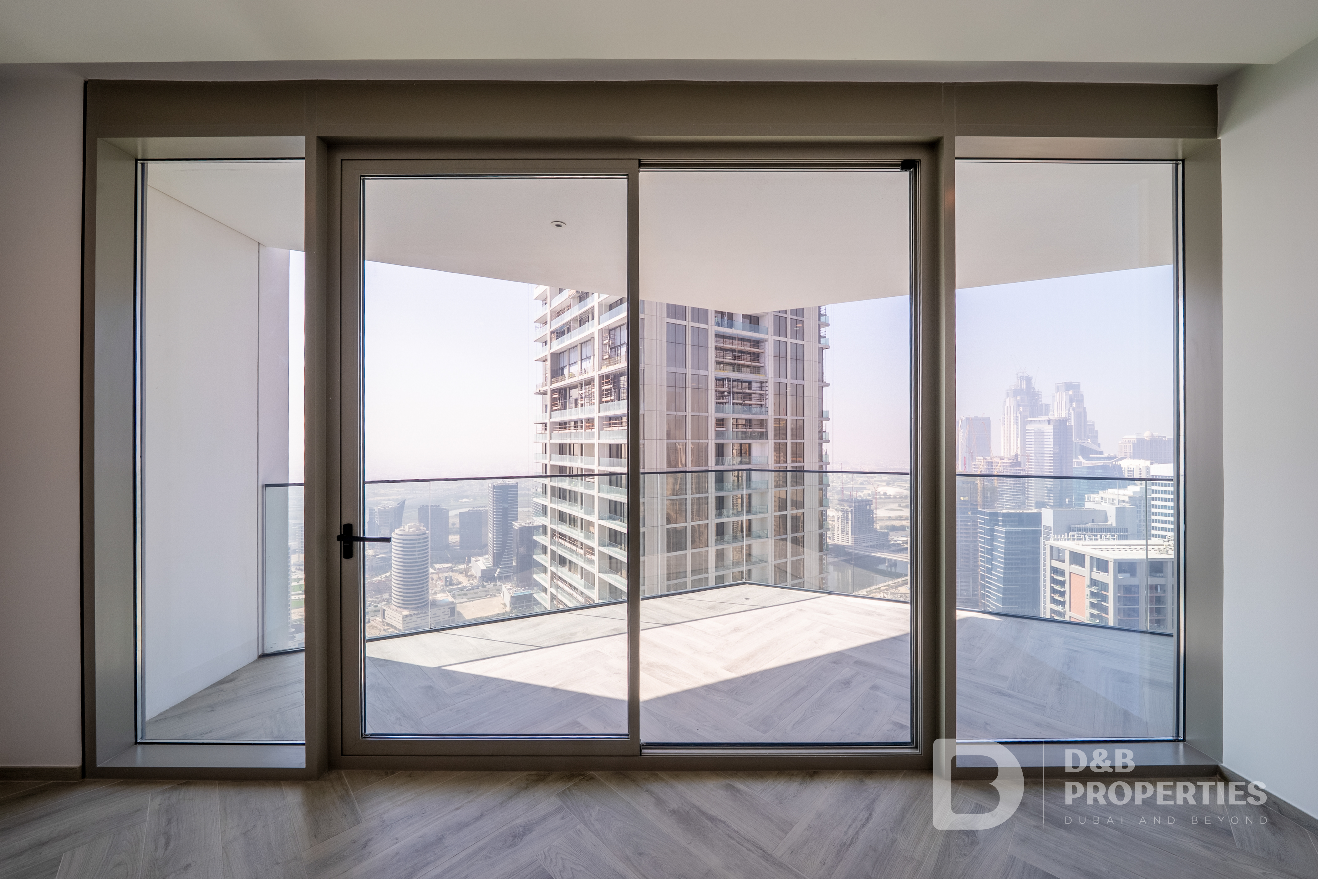 Iconic Corner Unit | High Floor | Canal Sea Views