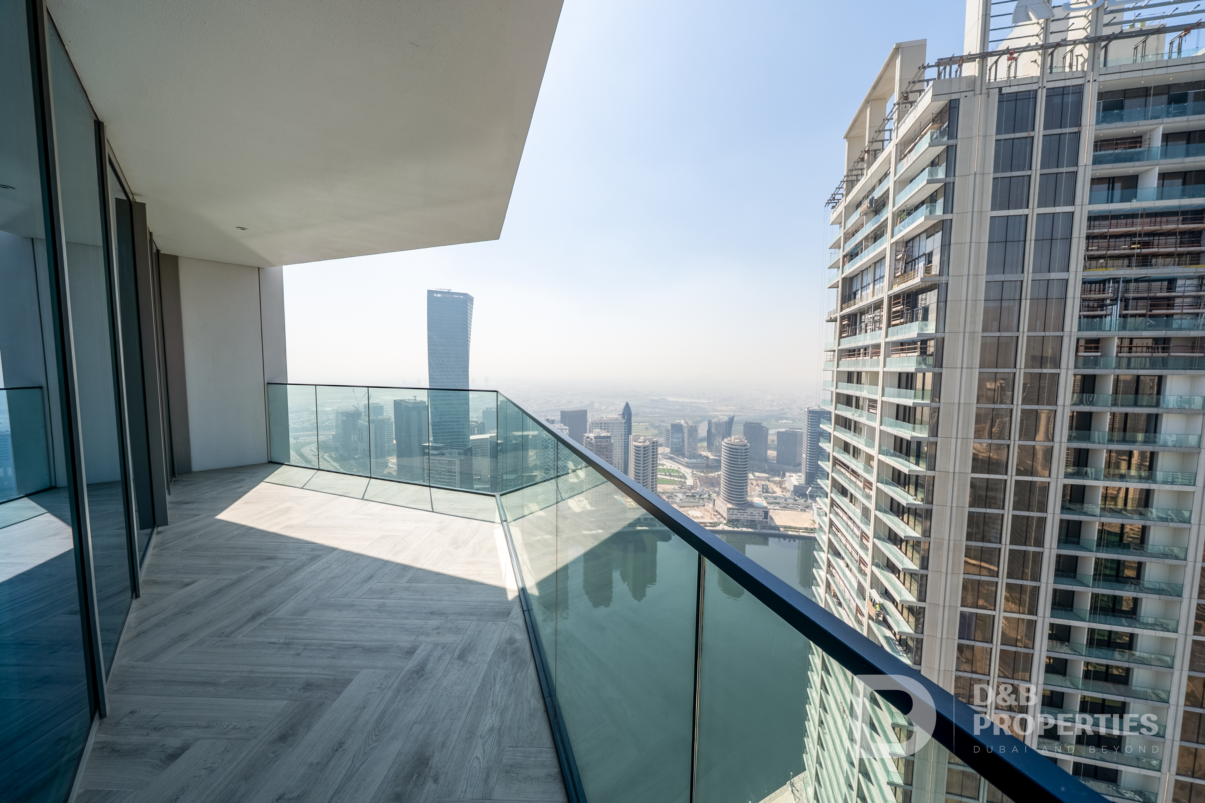 Iconic Corner Unit | High Floor | Canal Sea Views