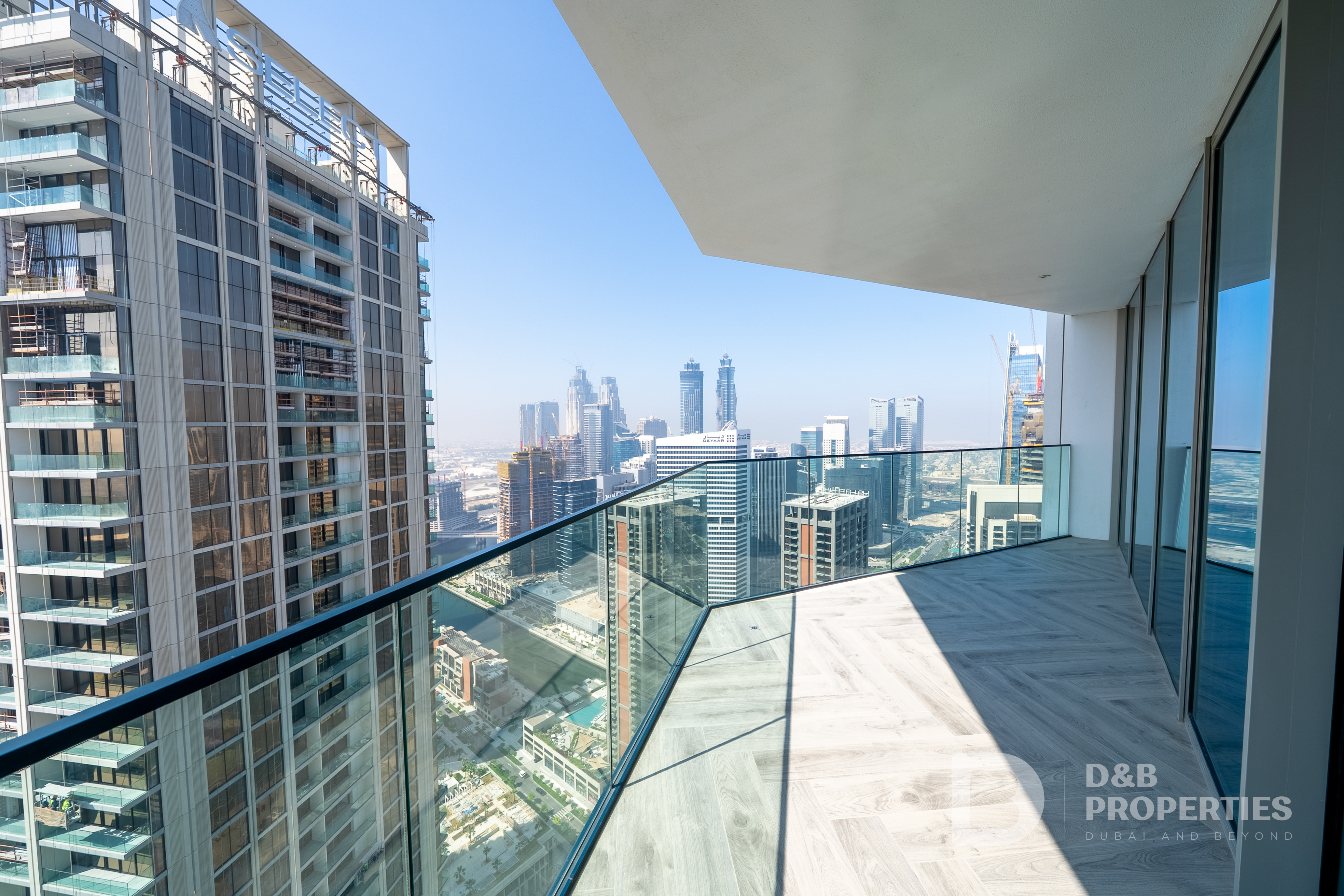 Iconic Corner Unit | High Floor | Canal Sea Views