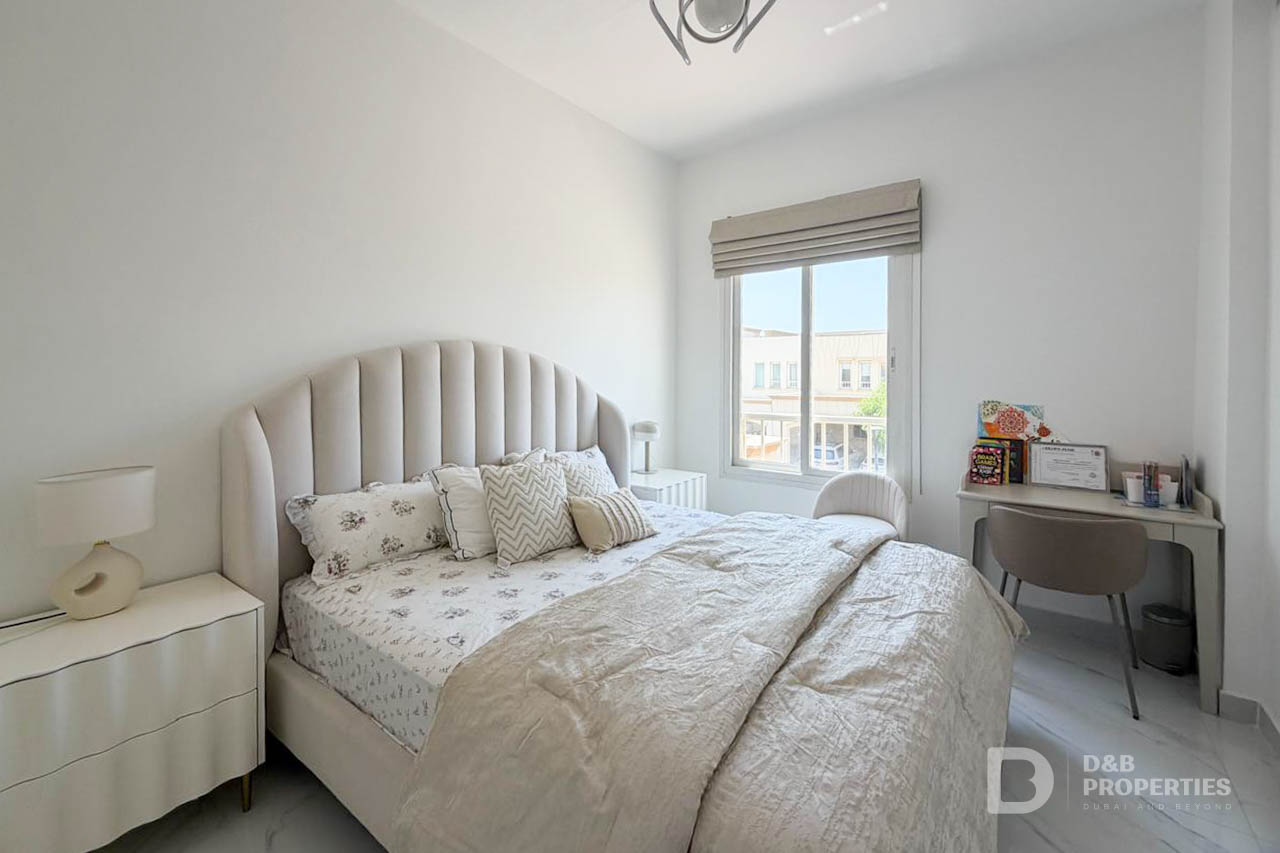Upgraded 3BR | Unfurnished | Near Park and Lake