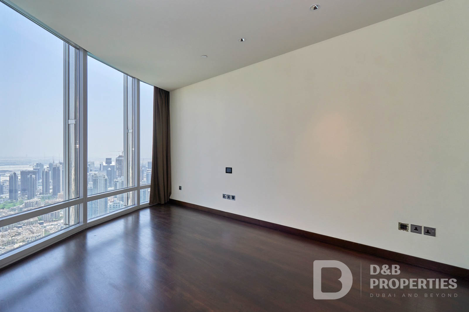 Panoramic | No Pillars | Partial Fountain View