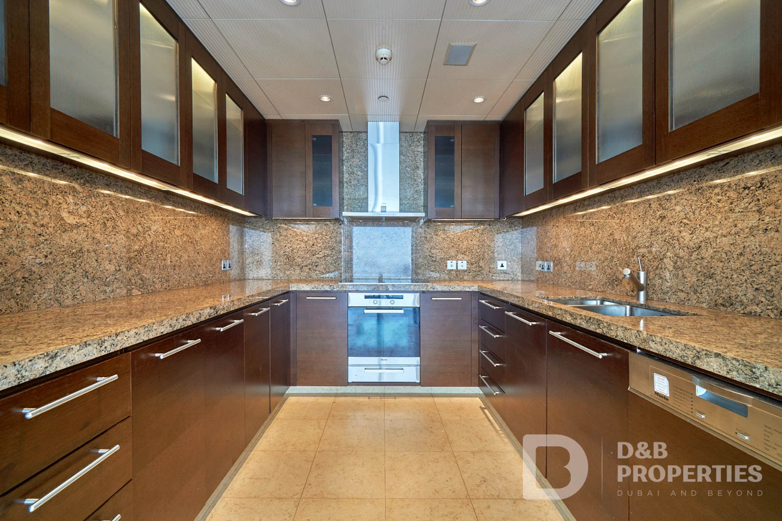 Panoramic | No Pillars | Partial Fountain View