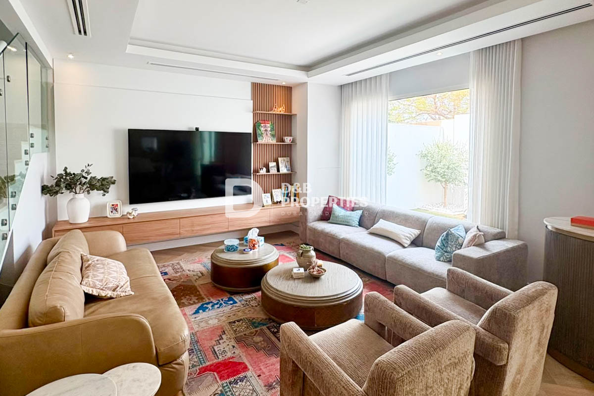 Spacious 4BR Villa | Upgraded | Single Row